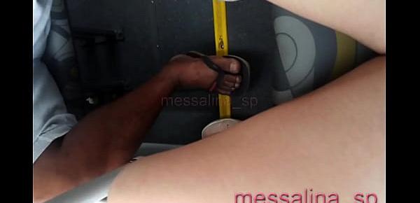 trendsMessalina - Eu estava com um vestido bem curtinho e sem calcinha. Mostrei a minha buceta depilada no ônibus para um voyeur tarado totalmente desconhecido.